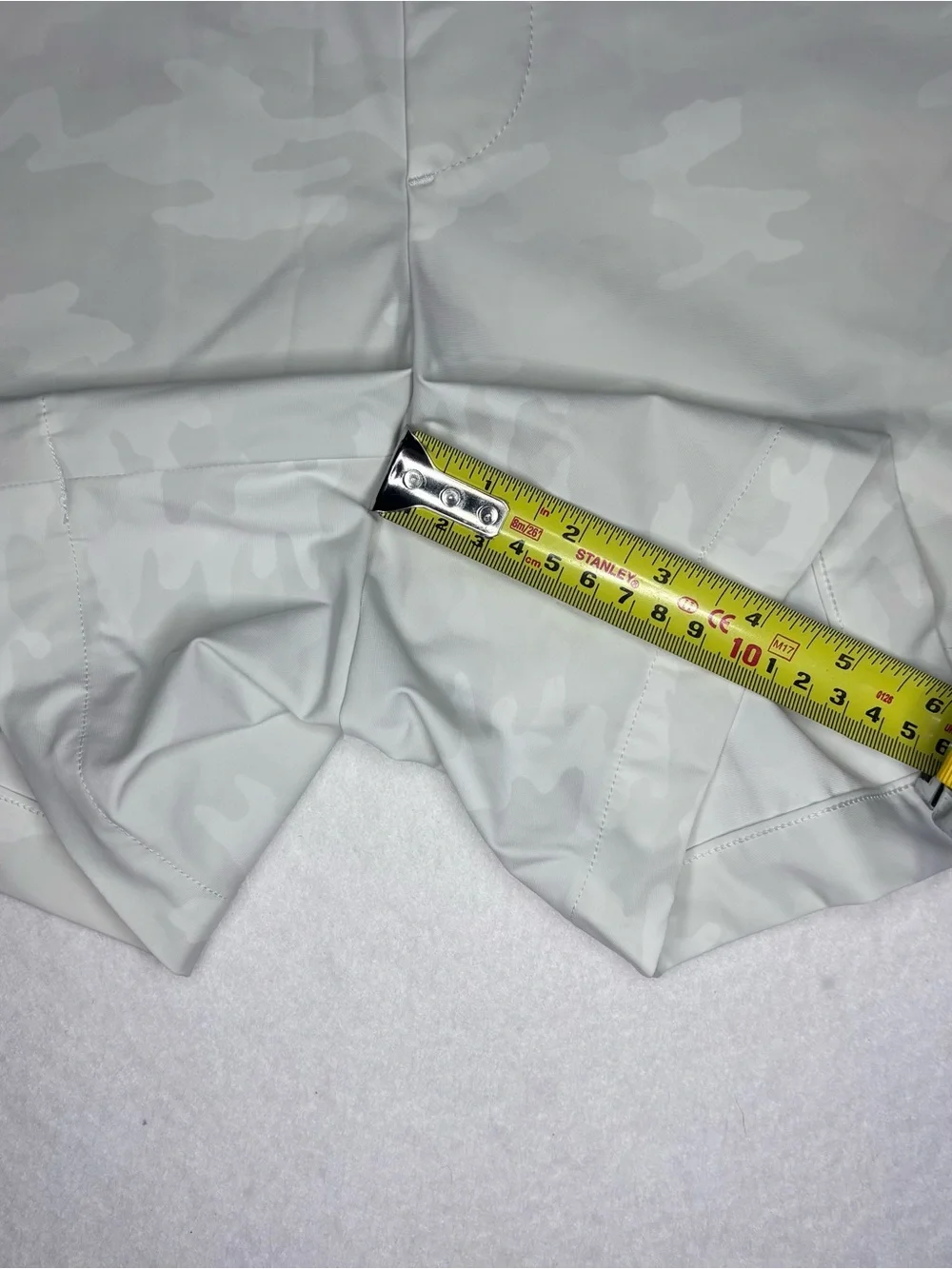 SPANX Sunshine 4’’ White Stretch Shorts with Subtle Camo Pants Print Woman’s S